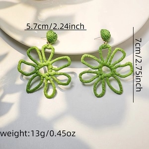 Detailed dimensions of green handmade woven raffia flower earrings with weight info