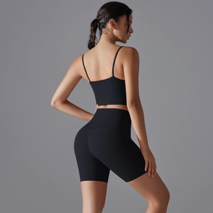 Dettaglio dei pantaloncini da yoga neri a vita alta con effetto push-up e tessuto senza cuciture