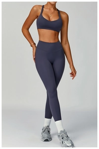 Vue détaillée du legging de yoga sans couture et de la brassière de sport col en V