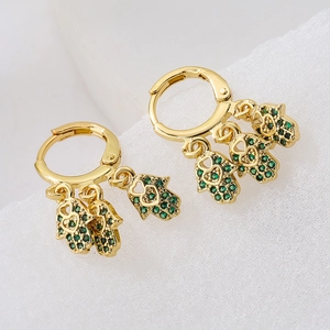 Boucles d'oreilles Main de Fatma en cuivre plaqué or 18 carats et zircons verts