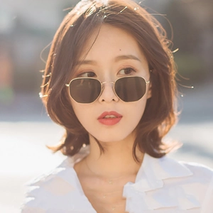 Gafas de sol cuadradas de metal retro con lentes oscuras para un estilo callejero elegante