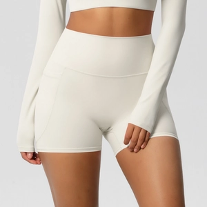 Détail d'un short de yoga taille haute avec poches latérales pratiques en couleur crème