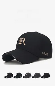 Detailansicht der Winter-Baseballkappe mit Plüschfutter und besticktem Buchstaben R