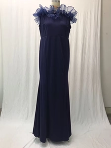 Detailansicht des dunkelblauen Strickkleids mit Rüschen aus Organza an den Schultern