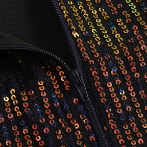 Détail de la combinaison en mesh noir avec sequins colorés et une fermeture éclair en résine