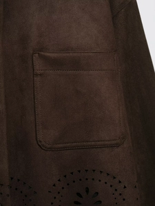 Détail de la veste marron en faux daim avec ourlet découpé au laser et poche plaquée