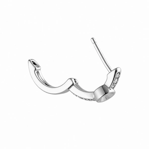 Orecchino a cerchio in argento con micro pavé di zirconi su sfondo bianco neutro