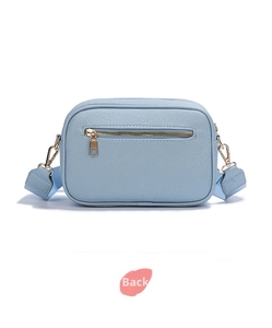 Dettaglio del retro di una borsa a tracolla azzurra in pelle PU con cerniera dorata