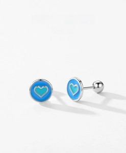 Détail de boucles d'oreilles cœur en argent S925 avec émail bleu et fermoir à vis