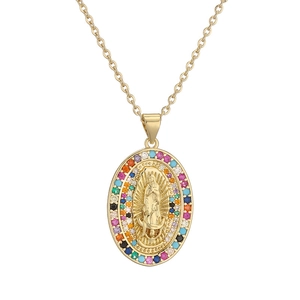 Vergoldete ovale Maria Anhänger-Halskette mit bunten Zirkoniasteinen im Mikro-Pave-Stil