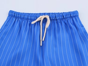 Détail de la taille élastique avec cordon de serrage sur ce short de pyjama rayé