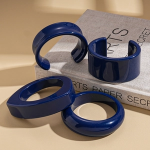 Lot de quatre bracelets joncs minimalistes en résine bleu foncé et anneaux géométriques