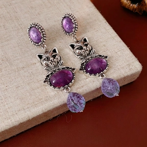 Vintage cat head earrings with purple gemstones and teardrop beads in silver finish