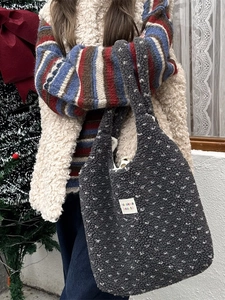 Sac cabas gris foncé en polaire à pois blancs pour un style décontracté d'hiver