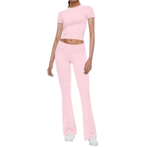 Detalle de conjunto rosa de dos piezas con top corto y pantalones de yoga acampanados