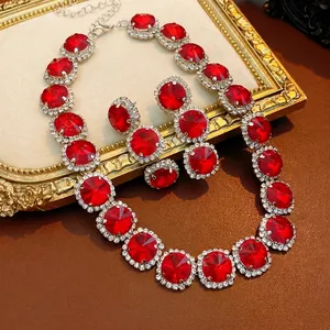Elegantes Schmuckset mit roter Kristallkette und Quastenohrringen im Vintage-Goldrahmen