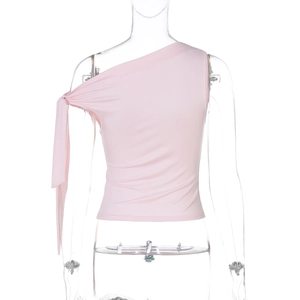 Détail du haut rose à une épaule montrant le nœud latéral et la texture élastique