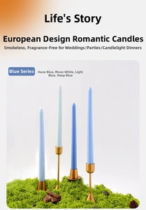 Detalle de cuatro velas cónicas azules sin humo en soportes dorados con musgo