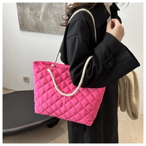 Détail du sac cabas matelassé fuchsia avec poignée en corde blanche et boucles métal