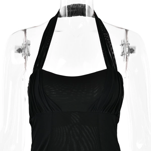 Détail de la robe courte dos nu noire avec des fronces et une coupe ajustée