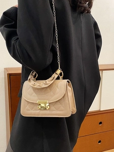 Elegante bolso bandolera beige acolchado con asa plisada mostrado en modelo estilo chic
