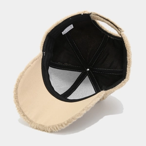 Détail de l'intérieur de la casquette en fausse fourrure kaki avec étiquette d'entretien