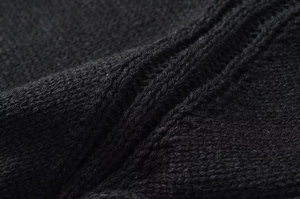 Gros plan sur la texture du tricot noir montrant les détails du matériau côtelé doux