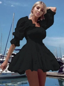 Elegante abito nero in pizzo ricamato con maniche a sbuffo e scollo a V in stile alla moda