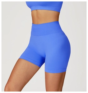 Gros plan du short de yoga bleu électrique sans couture avec taille haute à bord-côte