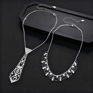 Collier cravate en strass argenté et sautoir élégant avec pampilles en perles