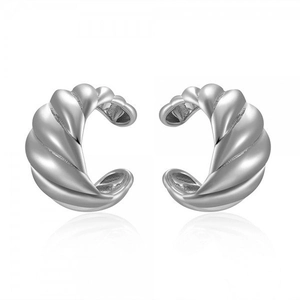 Vue macro de boucles d'oreilles torsadées argentées montrant les détails tressés