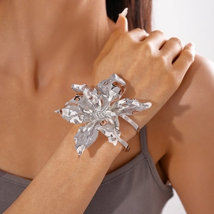 Dettaglio ravvicinato di un bracciale a polsino a fiore d'argento con petali metallici