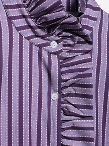 Detailaufnahme der lila gestreiften Bluse mit Rüschenkragen und weißen Knöpfen