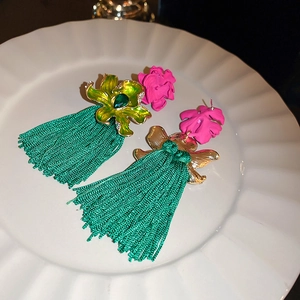 Détails des boucles d'oreilles fleurs roses avec longues franges vertes et gemme