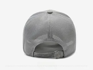 Détail de la casquette grise avec tissu en maille respirant et boucle métallique réglable