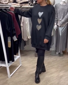 Detalle del vestido sudadera con cuello redondo, tres corazones metálicos y manga larga