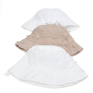 Bob en coton avec bords effilochés en blanc et beige empilé pour un look rétro