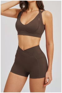 Detail der High-Waist-Yogashorts mit Seitentasche und überkreuztem Bund-Design