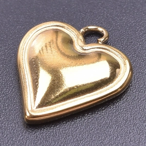 Nahaufnahme des polierten 18k vergoldeten Herzanhängers aus Edelstahl für DIY-Schmuck