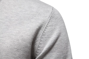 Gros plan sur la maille fine en coton gris clair et les détails de couture d'épaule