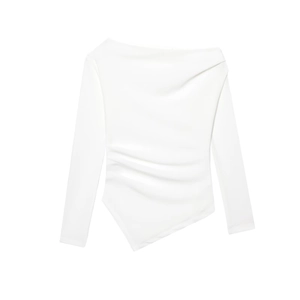 Top bianco a maniche lunghe asimmetrico con arricciatura laterale e bordo diagonale