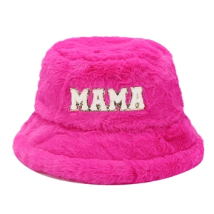 Cappello alla pescatora in ecopelliccia rosa con toppa MAMA per l'inverno