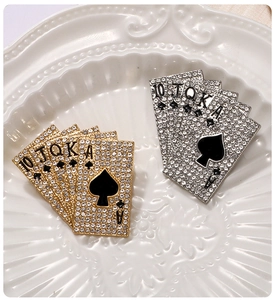 Détails des broches poker flush en or et argent avec des strass étincelants et émail