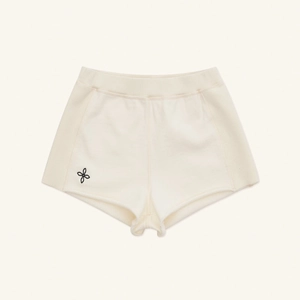Short de sport ajusté en maille crème pour femme avec taille élastique et détails côtelés