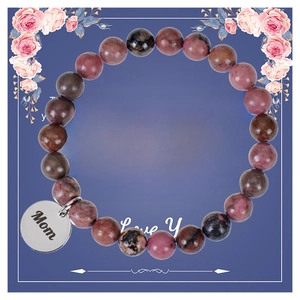 Vue détaillée du charm argenté gravé Mom sur bracelet en perles de pierre rose avec carte