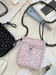 Borsa a tracolla in tela a fiori neri e lavanda con tasca frontale con coulisse
