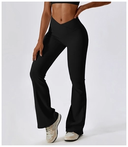 Détail du pantalon de yoga évasé noir à taille haute croisée en V pour le sport