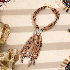 Collier ras de cou bohème en tissu kaki avec fleur en strass argentée et longues franges