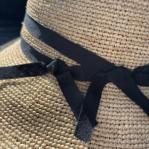 Handgefertigter Baststrohhut mit schwarzer Schleife für den Sommerstrandurlaub der Damen