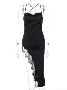 Details des schwarzen Satin-Kleides mit zarter Spitze und asymmetrischem Schlitzsaum